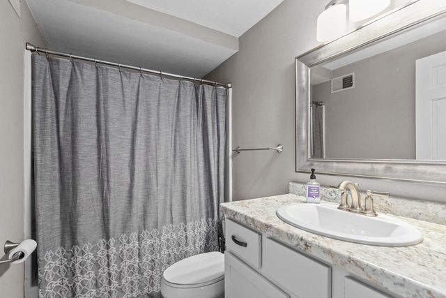 11 HILLTOP COURT, Appleton, WI 54914