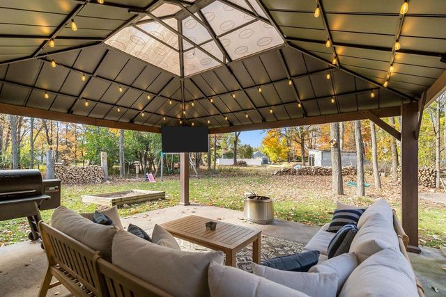 11 HILLTOP COURT, Appleton, WI 54914