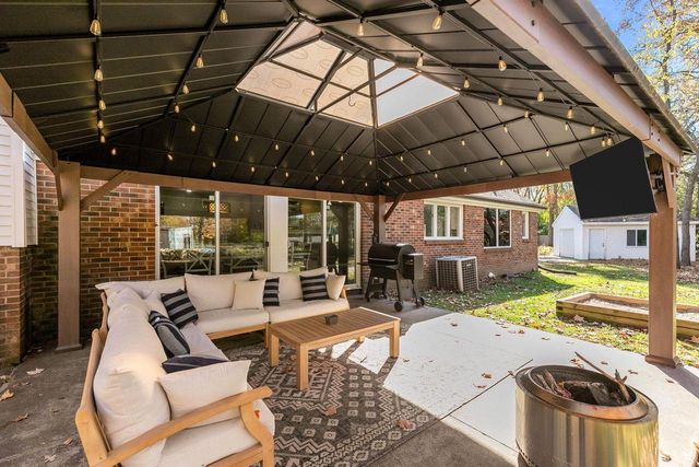 11 HILLTOP COURT, Appleton, WI 54914