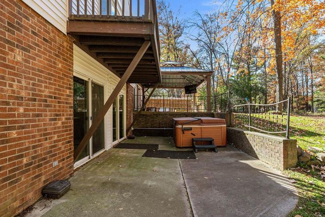 11 HILLTOP COURT, Appleton, WI 54914