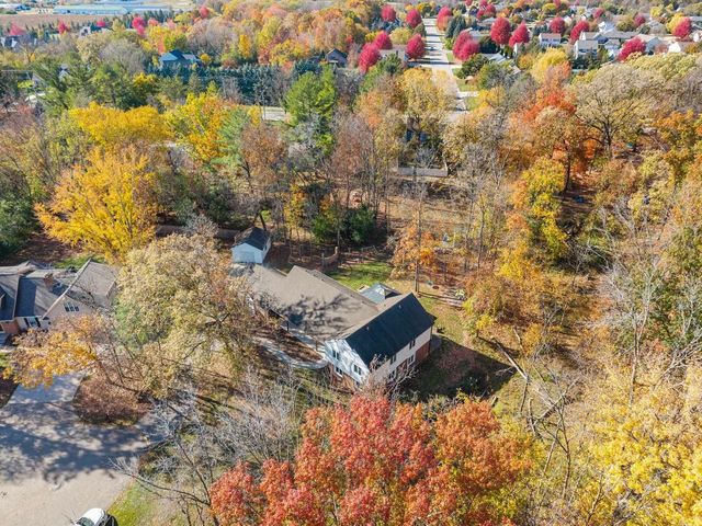 11 HILLTOP COURT, Appleton, WI 54914