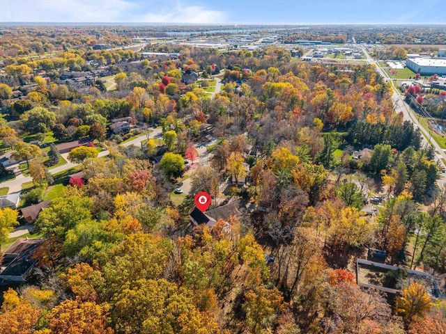 11 HILLTOP COURT, Appleton, WI 54914