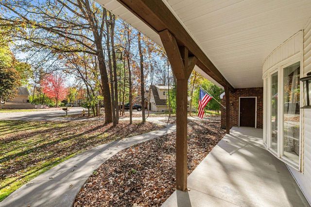 11 HILLTOP COURT, Appleton, WI 54914