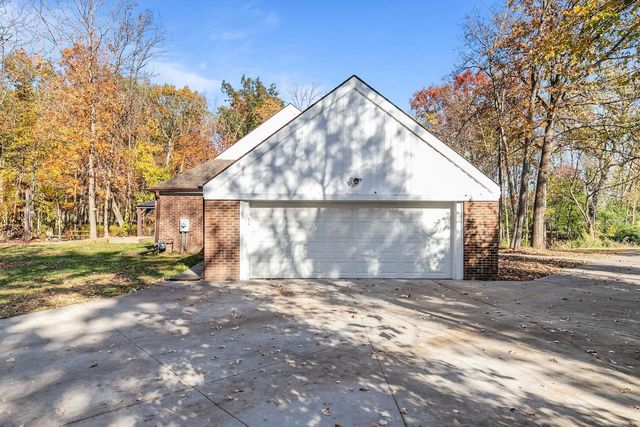 11 HILLTOP COURT, Appleton, WI 54914