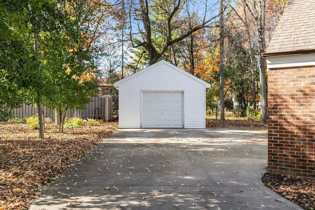 11 HILLTOP COURT, Appleton, WI 54914