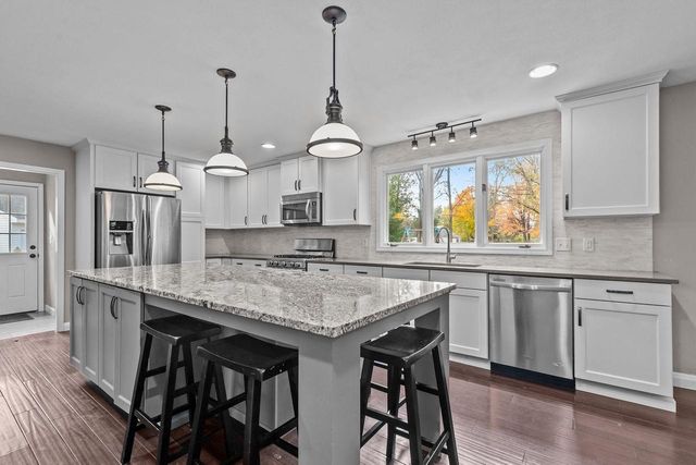 11 HILLTOP COURT, Appleton, WI 54914