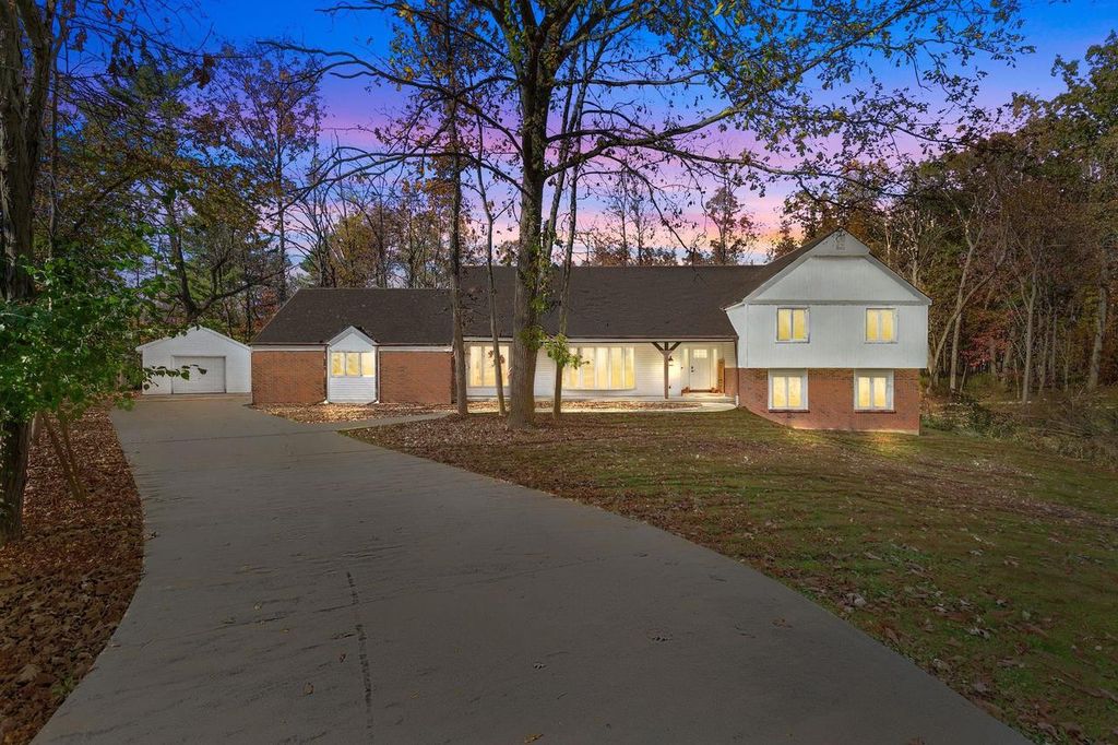 11 HILLTOP COURT, Appleton, WI 54914