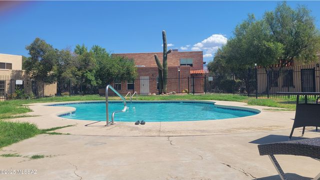 1967 N Camino Serna Unit D, Tucson, AZ 85715