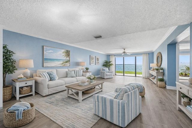 7520 SUNSHINE SKYWAY LANE S T22, St Petersburg, FL 33711