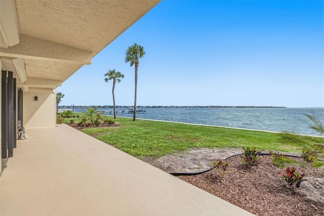 7520 SUNSHINE SKYWAY LANE S T22, St Petersburg, FL 33711