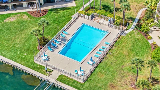 7520 SUNSHINE SKYWAY LANE S T22, St Petersburg, FL 33711