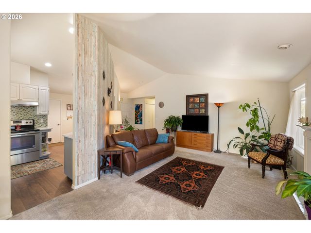 4664 HOLLY St, Springfield, OR 97478