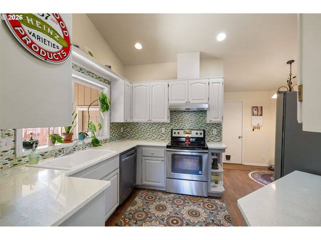 4664 HOLLY St, Springfield, OR 97478