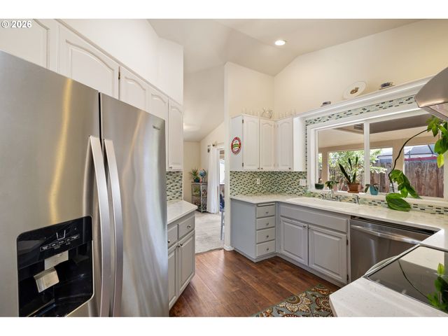 4664 HOLLY St, Springfield, OR 97478