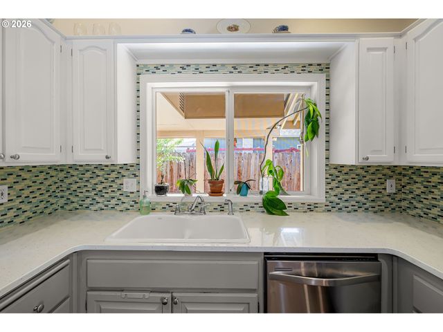 4664 HOLLY St, Springfield, OR 97478