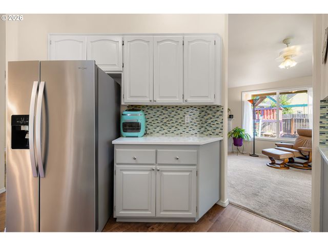 4664 HOLLY St, Springfield, OR 97478