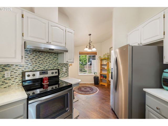 4664 HOLLY St, Springfield, OR 97478