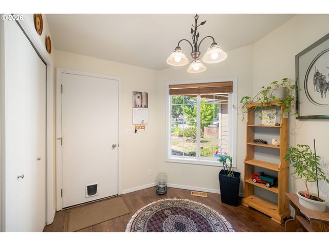 4664 HOLLY St, Springfield, OR 97478