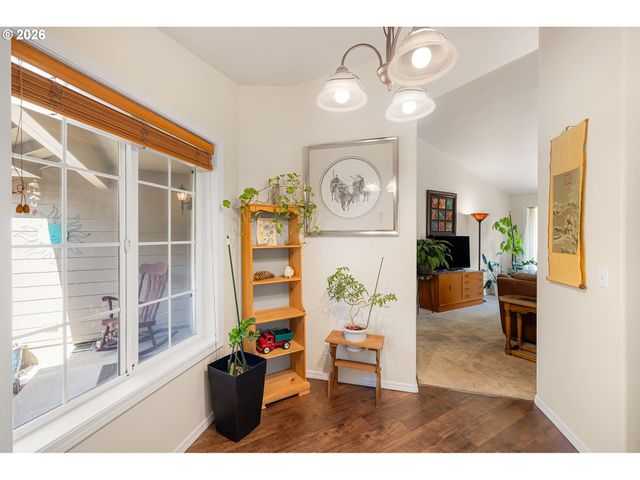 4664 HOLLY St, Springfield, OR 97478