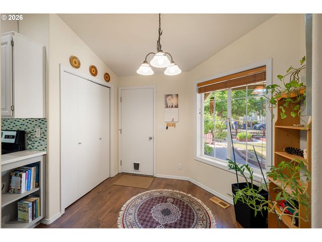 4664 HOLLY St, Springfield, OR 97478
