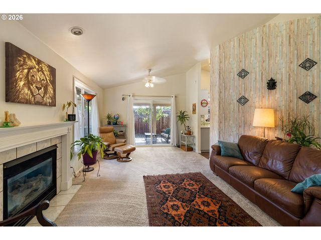 4664 HOLLY St, Springfield, OR 97478