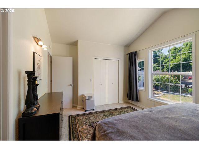 4664 HOLLY St, Springfield, OR 97478