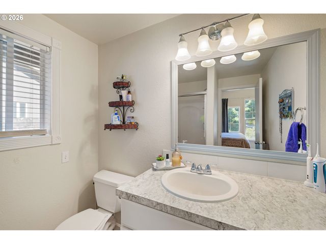 4664 HOLLY St, Springfield, OR 97478