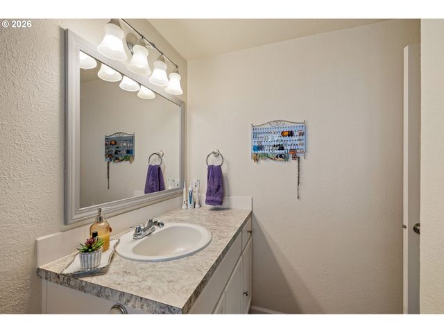 4664 HOLLY St, Springfield, OR 97478