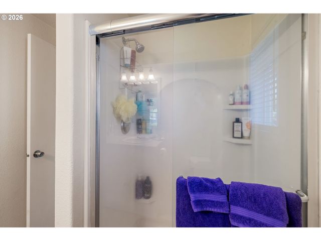 4664 HOLLY St, Springfield, OR 97478
