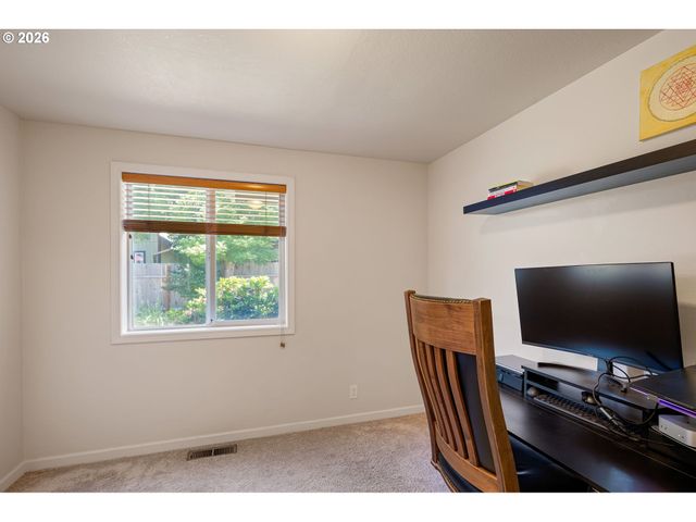 4664 HOLLY St, Springfield, OR 97478