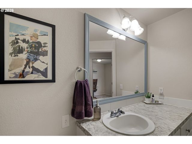 4664 HOLLY St, Springfield, OR 97478