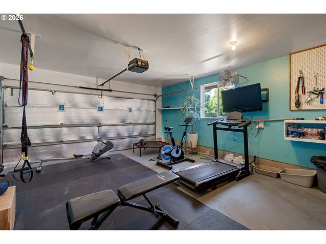 4664 HOLLY St, Springfield, OR 97478