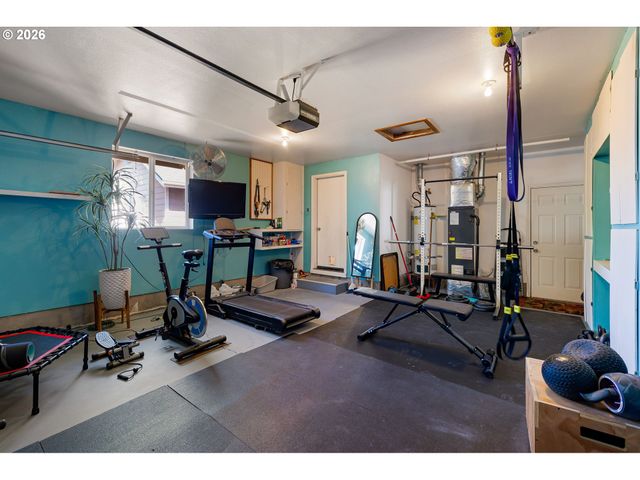 4664 HOLLY St, Springfield, OR 97478