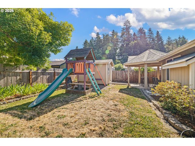 4664 HOLLY St, Springfield, OR 97478