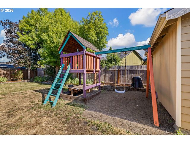4664 HOLLY St, Springfield, OR 97478