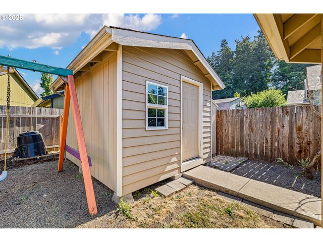 4664 HOLLY St, Springfield, OR 97478