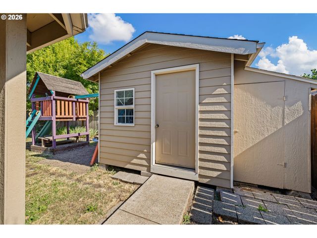 4664 HOLLY St, Springfield, OR 97478