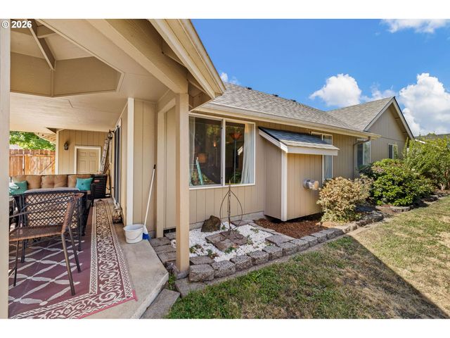 4664 HOLLY St, Springfield, OR 97478