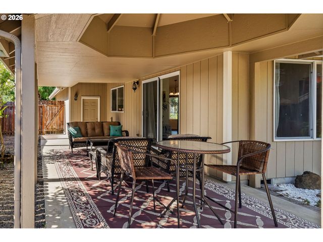 4664 HOLLY St, Springfield, OR 97478