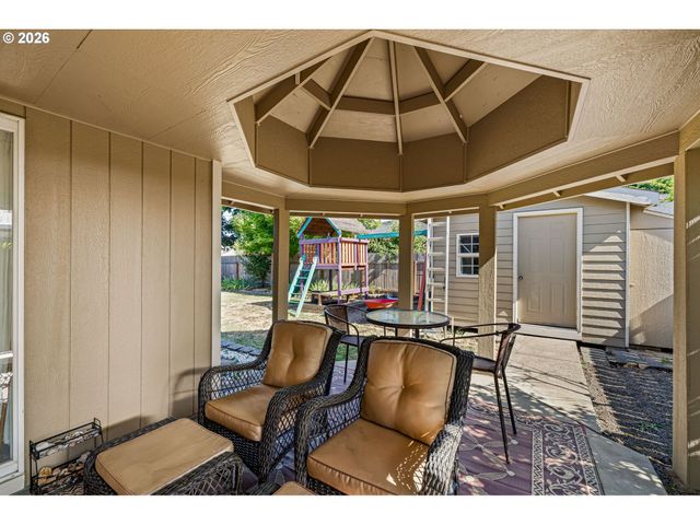 4664 HOLLY St, Springfield, OR 97478