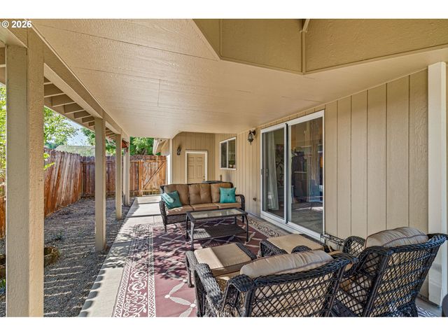 4664 HOLLY St, Springfield, OR 97478