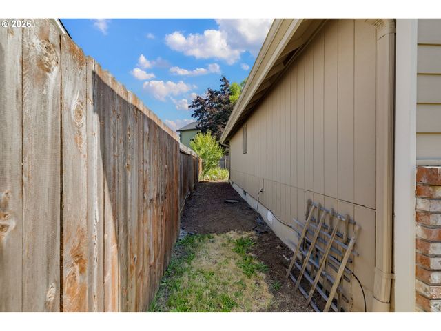 4664 HOLLY St, Springfield, OR 97478