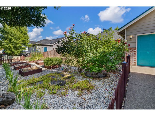4664 HOLLY St, Springfield, OR 97478