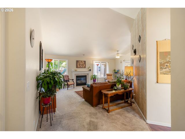 4664 HOLLY St, Springfield, OR 97478
