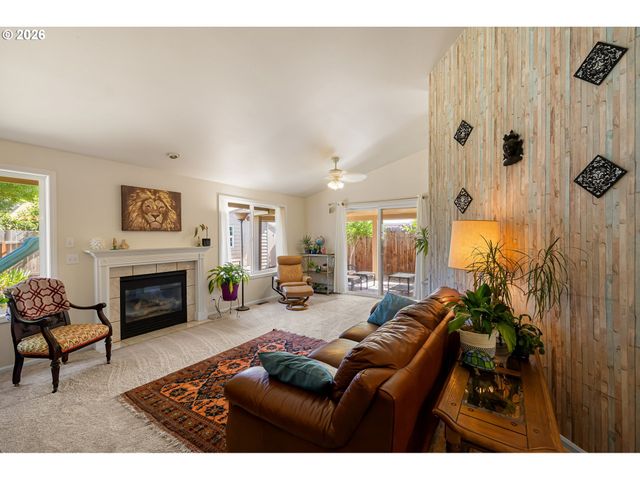 4664 HOLLY St, Springfield, OR 97478