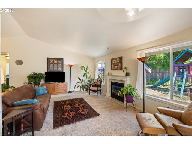 4664 HOLLY St, Springfield, OR 97478