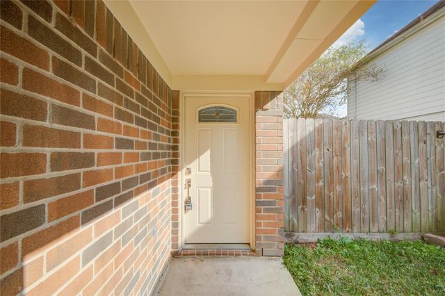 8022 Saffron Lane, Baytown, TX 77521