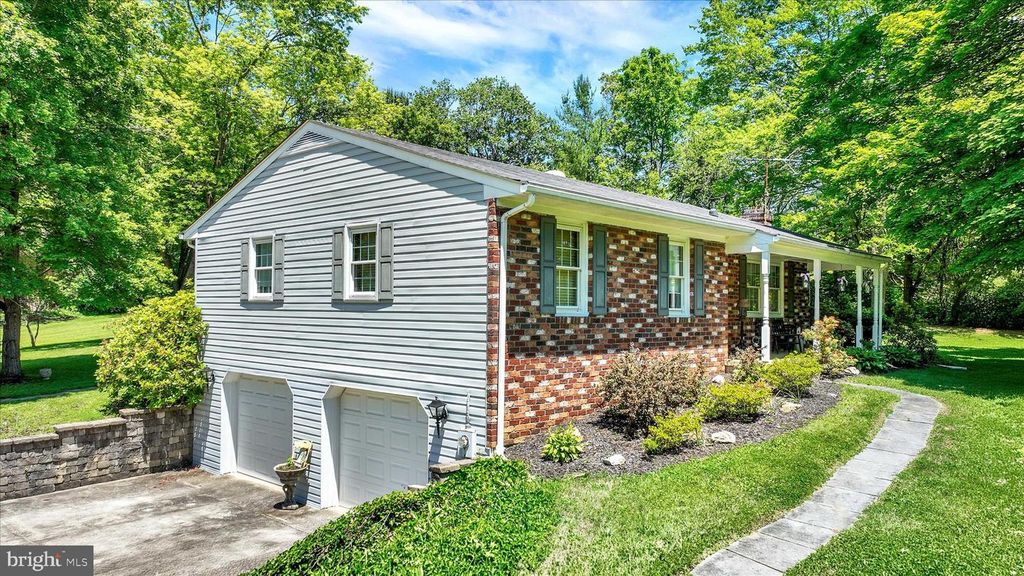 Image 3 of property listing at 2934 KUMP STATION RD, Taneytown, MD 21787