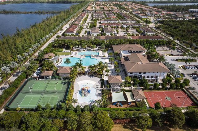 8885 NW 102nd Ct, Doral, FL 33178