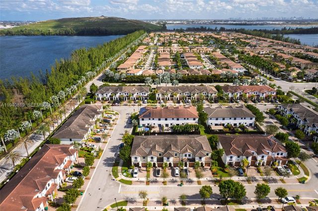 8885 NW 102nd Ct, Doral, FL 33178